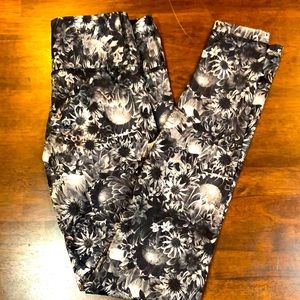 Lululemon Leggings Black And White Flower Sunflowers Size 6 Full Length